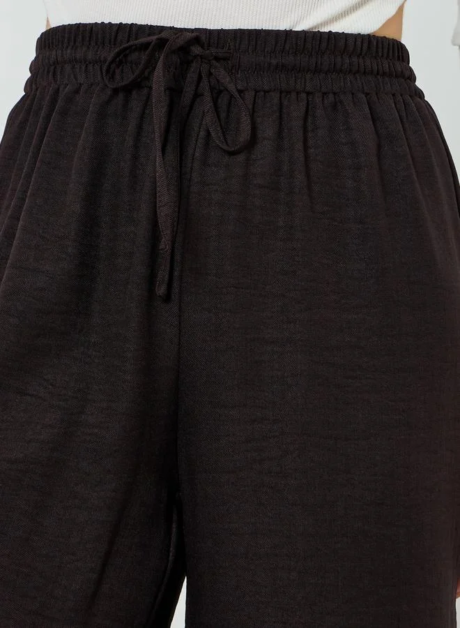 ستايلي بنطال بمظهر الكتان وأرجل واسعة